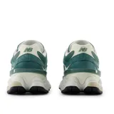 Championes New Balance U9060EEK color verde azulado, blanco y beige, confeccionados en gamuza y malla, con logo "N" característico en los laterales y entresuela ABZORB.