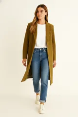 Tapado largo de mujer, color negro, con solapas y cierre frontal de un solo botón.