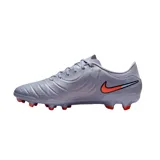 Championes de fútbol Nike Tiempo Legend 10 Academy, color rosa degradado a blanco, con swoosh negro texturizado. Presentan tacos moldeados en la suela y una lengüeta de ajuste con logo Nike.