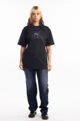 Remera beige de algodón con estampado de una estrella azul y texto en tipografía gótica.