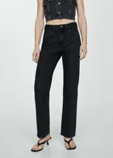 Pantalón de jean negro de corte recto, tiro medio, con cinco bolsillos, trabillas y cierre de cremallera con botón.