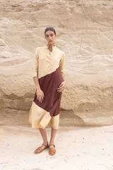 Túnica midi color beige con corte geométrico en lila y verde. Tiene cuello mao con botones y mangas 3/4.