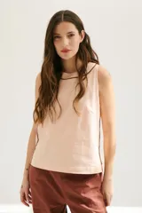 Top sin mangas color rosa pálido, con cuello redondo y vivos en color marrón oscuro en el cuello y a lo largo de las costuras laterales.