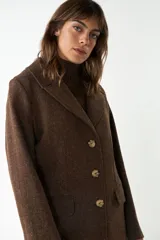 Tapado marrón de lana con cuello con solapa, manga larga, forrado, con bolsillos y cierre frontal con botones.