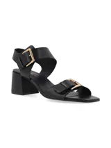 Sandalias negras de cuero con taco bloque, hebillas metálicas doradas y suela antideslizante de caucho.