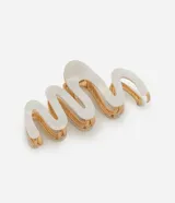 Pinza para el pelo con diseño ondulado en resina color blanco aperlado y dorado.