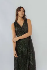 Vestido midi de fiesta color rojo con lentejuelas, escote en V, breteles anchos, frunce en la cintura y tajo lateral.