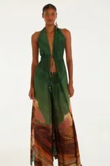 Pantalón palazzo con estampado de paisaje desértico en tonos verdes, marrones, naranjas y celestes. Presenta cintura alta con cordones ajustables.