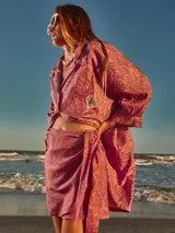 Vestido camisero corto de lino con estampado floral en tonos rosados y marrones.