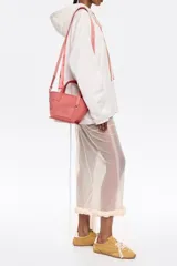 Bolso shopper mini Bimba y Lola de nailon negro con estructura blanda, doble asa de mano y asa de tejido, piezas de piel, logo grabado, acabados metálicos en plateado y cierre de cremallera.