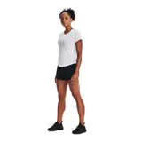Remera deportiva blanca de corte ajustado, diseñada para máximo confort y adaptabilidad durante el ejercicio.