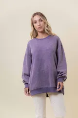 Sweater de mujer color lila con efecto lavado vintage, de calce oversize, cuello redondo y terminaciones acanaladas.