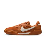 Championes urbanos Nike Terra Manta color marrón con detalles en blanco.