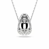 Colgante con cadena plateada y dije abovedado cubierto de cristales blancos engastados en pavé.