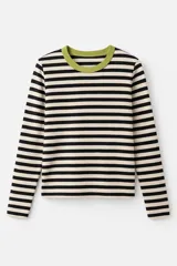 Remera corta de algodón a rayas horizontales blancas y negras, con cuello redondo en color fucsia y parche bordado en la manga izquierda.