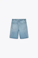 Bermuda de jean celeste de tiro medio con cinco bolsillos. Detalle de trabilla ajustable en espalda. Bajo con terminación desflecada. Cierre frontal con botones metálicos.