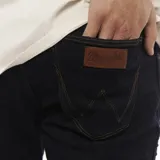 Pantalón de jean Wrangler modelo Greensboro, corte recto, color azul oscuro.