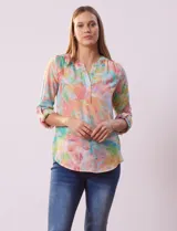 Blusa de gasa estampada con cuello a la base, escote en V y abertura con botones. Manga larga de largo regulable.