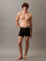 Pack de tres bóxer brief Calvin Klein de microfibra stretch, con cintura elástica con logo de la marca. Incluye un bóxer negro, uno beige y uno celeste a rayas horizontales.