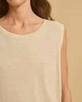Camiseta sin mangas color crema, de lino y algodón, con cuello redondo y hombros anchos.