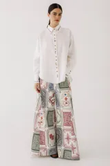 Pantalón jean wide leg con estampado de cartas de juego.