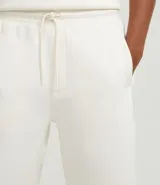 Bermuda masculina básica color negro confeccionada en algodón certificado BCI, con cintura elástica, cordón ajustable y bolsillos funcionales. Tejido leve y cómodo, ideal para looks casuales y versátiles.