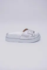 Sandalias negras de plataforma con hebilla ajustable y suela track.