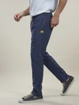 Pantalón jogger color gris claro confeccionado en mezcla de lino y algodón. Diseño liviano, fresco y cómodo, con calce comfort y cintura elástica con cordón ajustable.
