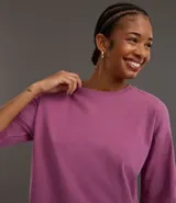 Remera cropped de algodón, color negro, con cuello redondo y mangas cortas.