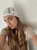 Gorro tipo casquete color beige, tejido a mano en crochet con hilo de algodón y lurex.