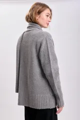 Cardigan tejido de punto color gris claro, con cuello chal y lazo para atar.