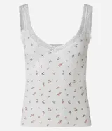 Blusa de pijama color crema con estampado floral, escote en V con encaje y tirantes finos.