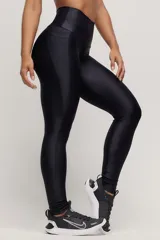 Calza deportiva negra de tiro alto, confeccionada en tejido suave y absorbente.