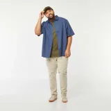 Camisa azul de manga corta con cuello clásico y cierre frontal con botones. Corte holgado.