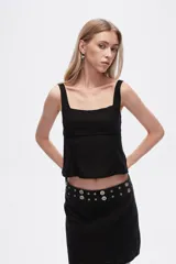 Musculosa negra de bretel ancho, corte al cuerpo y escote cuadrado.