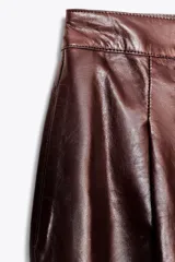 Pantalón de cuero color marrón chocolate, de tiro alto, corte ancho y largo cropped.