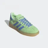 Championes Adidas modelo Handball Spezial con empeine de ante premium en color verde menta y detalles de cuero en color violeta. Presenta las icónicas tres tiras laterales, suela de goma color caramelo y cierre mediante cordones.