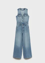 Mono largo de jean celeste con corte wide leg, sin mangas, escote en V, bolsillos de parche en el pecho y laterales, trabillas y cierre frontal con botones.