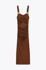 Vestido midi marrón entallado, con escote recto, tirantes y detalle de caracola metálica en los tirantes.