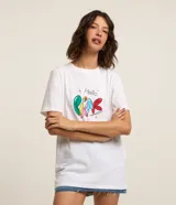 Remera t-shirt blanca de manga corta, confeccionada en algodón más sostenible, con cuello redondo y estampa frontal con lettering Pixar y personajes en la espalda.