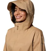 Campera cortaviento impermeable y transpirable color beige, con capucha ajustable, cierre frontal con cremallera bidireccional, cintura ajustable con cordón, bolsillos con cremallera y puños ajustables.