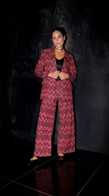 Pantalón palazzo de punto fino con estampado zig-zag en tonos borgoña y blanco.