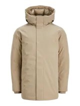 Parka larga color beige con capucha ajustable, cierre frontal con solapa cortaviento, bolsillos funcionales y puños de canalé.
