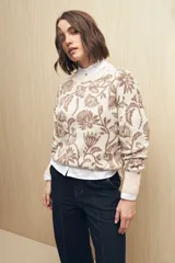 Sweater de algodón tejido en jacquard con diseño floral y de aves. Cuello redondo, puños y ruedo acanalados.