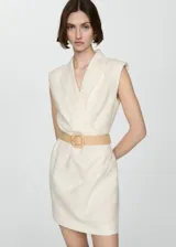 Minivestido blanco de lino con cuello pico con solapa, escote cruzado, sin mangas y cinturón de soga.