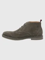 Botín de hombre Hush Puppies modelo New Safari, color marrón, confeccionado en cuero gamuzado con cordones y suela de goma.