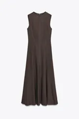 Vestido midi marrón sin mangas confeccionado en hilatura con 10% de lino. Tiene cuello redondo, corte evasé y cierre trasero con cremallera oculta.
