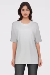 Remera de algodón negro con corte holgado y manga corta, ideal para uso diario.