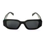 Lentes de sol negros con montura rectangular gruesa y lentes oscuros.