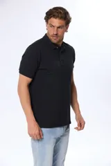 Remera polo piqué lisa negra con cuello en rib y botones personalizados.
